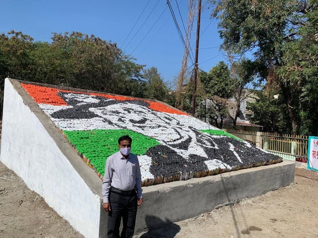 इको ब्रिक्स से सीडीएस बिपिन रावत की कलाकृति का निर्माण