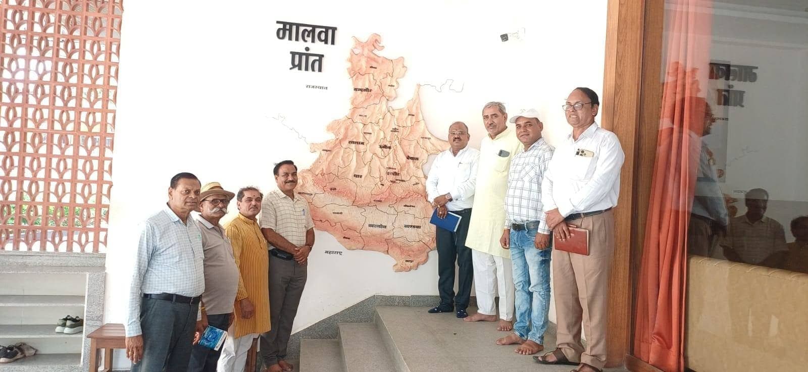 इंदौर महानगर की बैठक और वट वृक्ष का रोपण