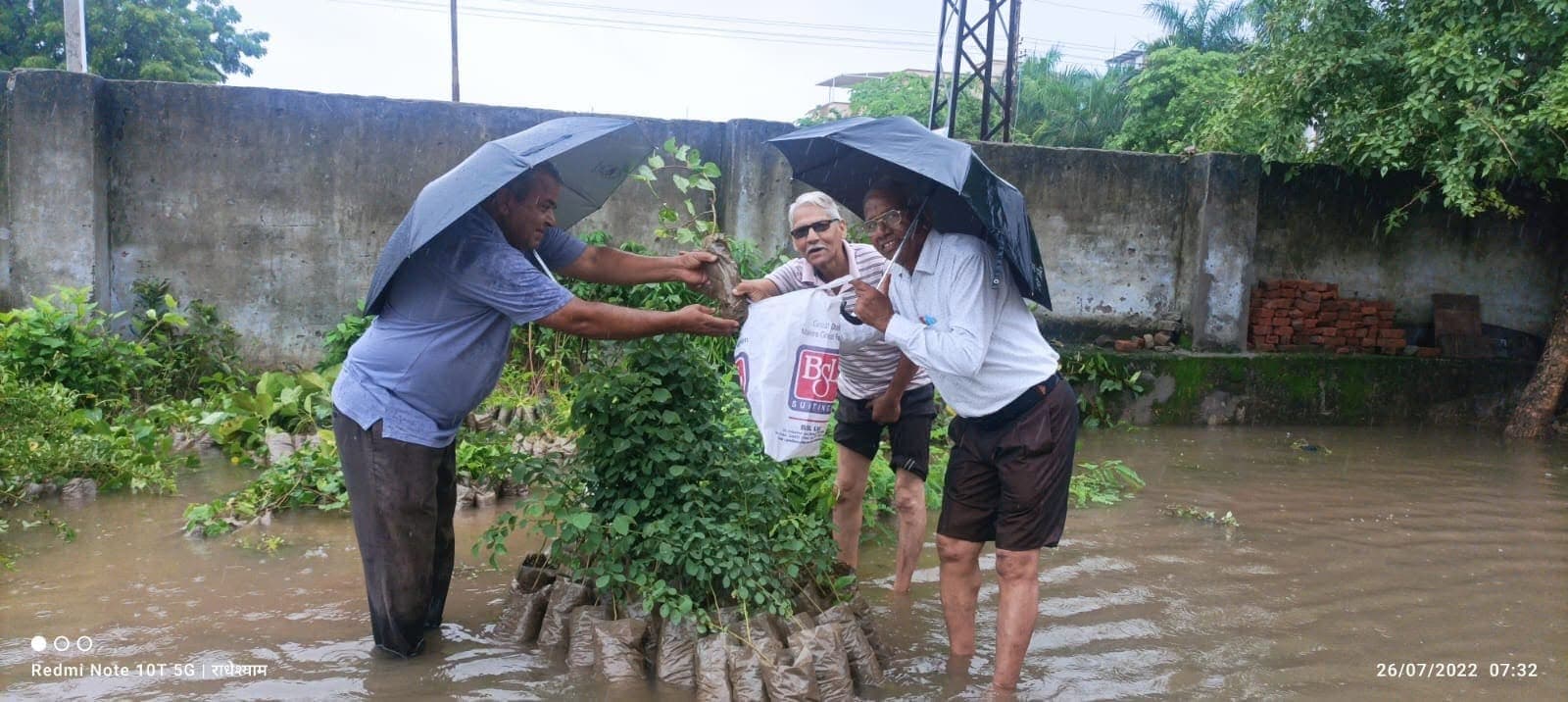 भीलवाड़ा के आजाद नगर में निःशुल्क पौधा वितरण