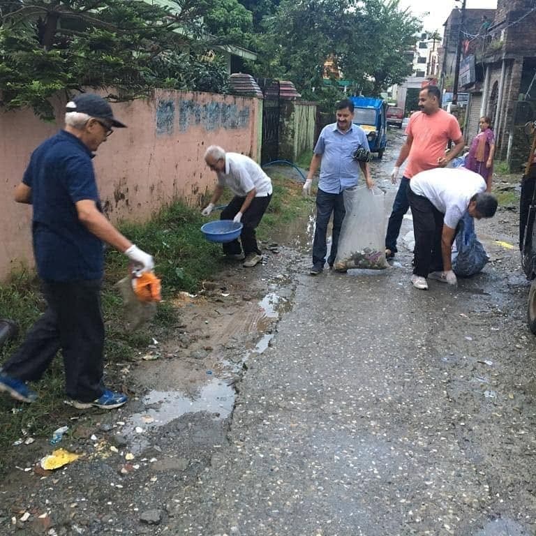 देहरादून में स्वच्छ भारत अभियान के अंतर्गत सेवा कार्य