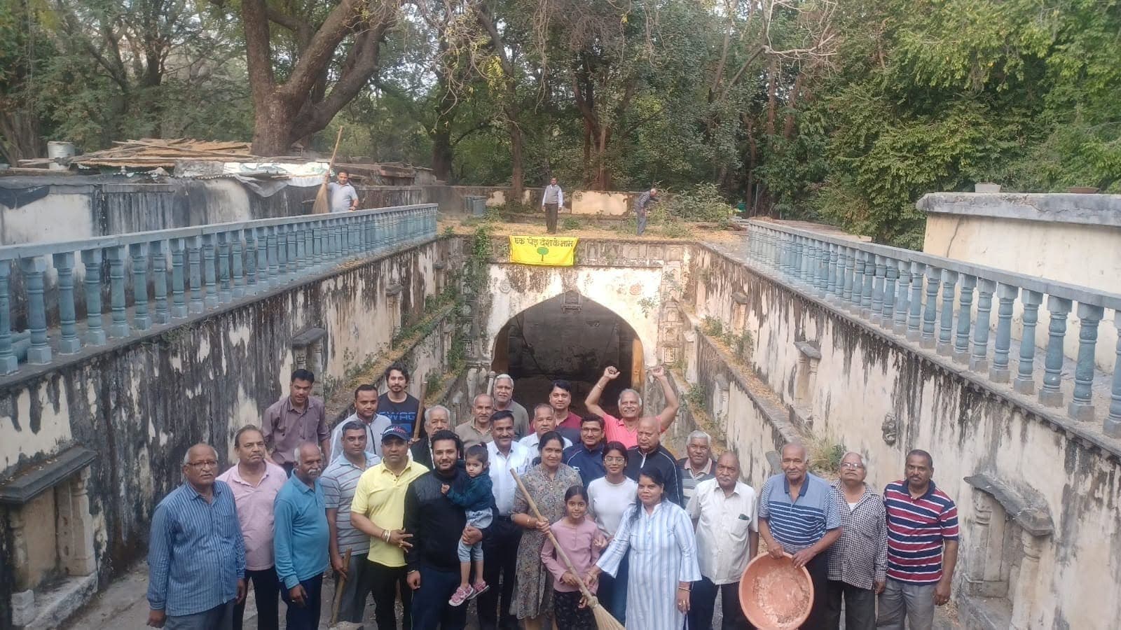 उदयपुर में साप्ताहिक हरित मिलन व नौलखा बावड़ी की सफाई