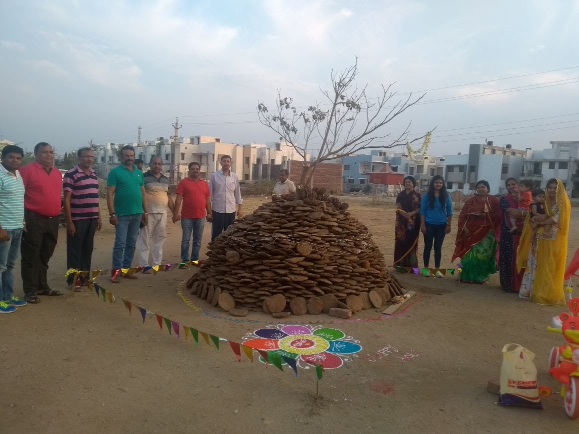 समूह चित्र — गोबर-कंडा पिरामिड एवं फूल-माला